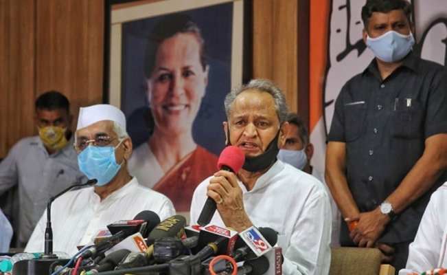 सीएम अशोक गहलोत ने कांग्रेस के वरिष्ठ नेता मल्लिकार्जुन खड़गे से माफी मांगी 